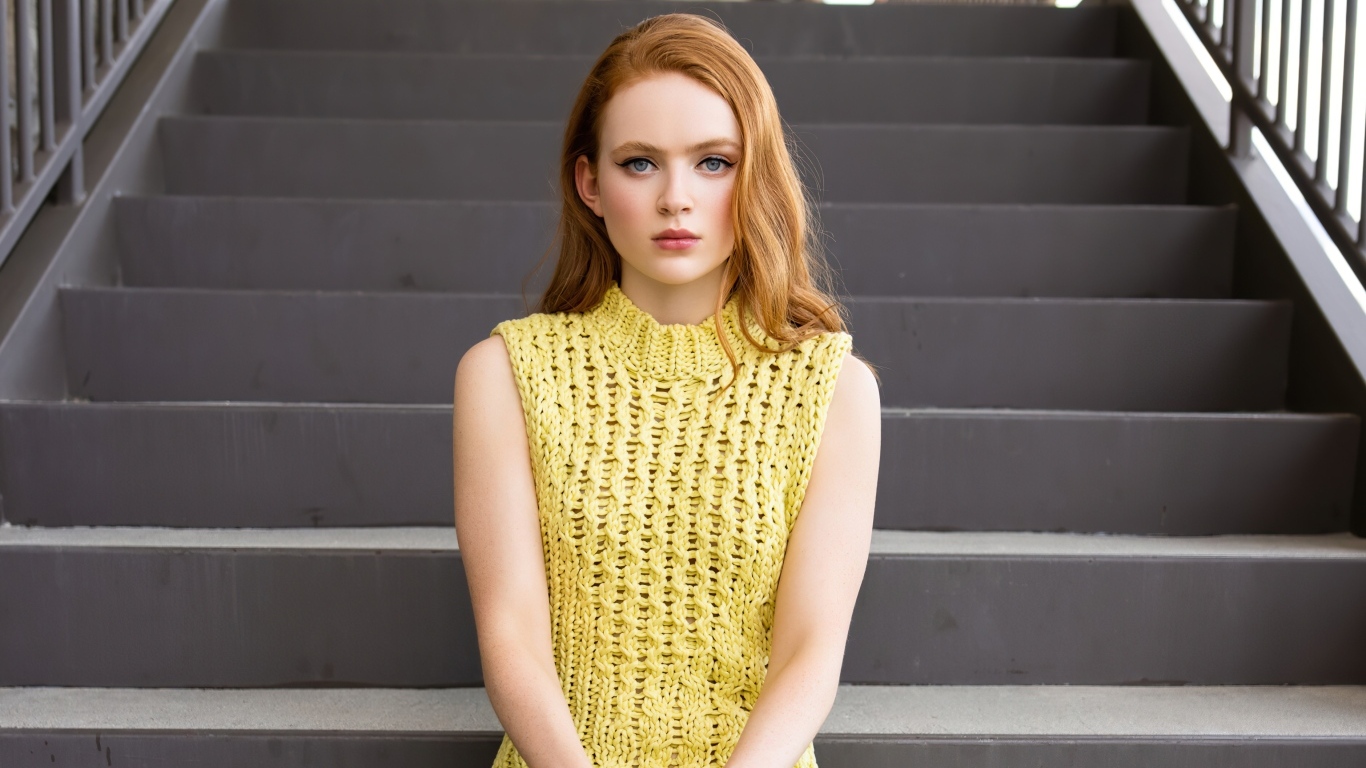 Актриса Сэди Синк сидит на ступеньках