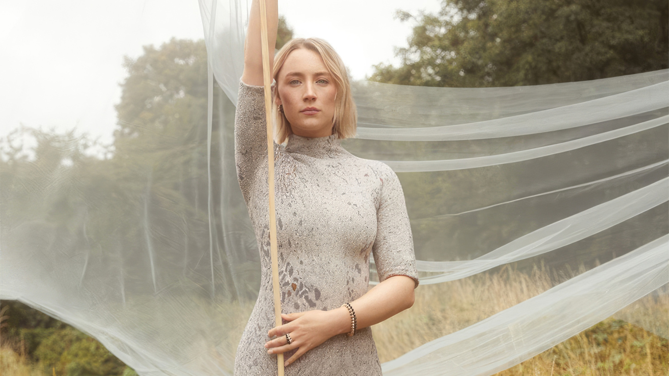 Актриса Сирша Ронан с белой тканью