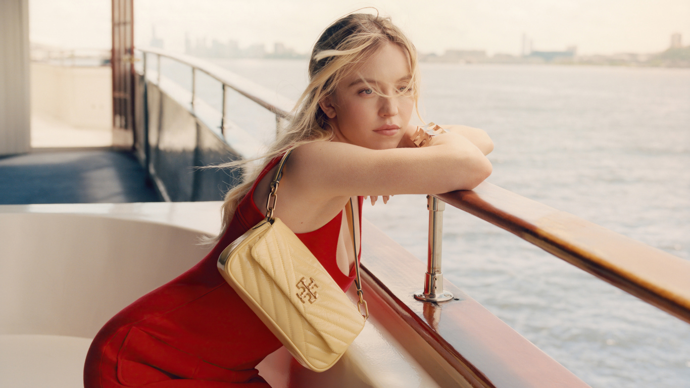 Актриса Сидни Суини в красном платье на корабле