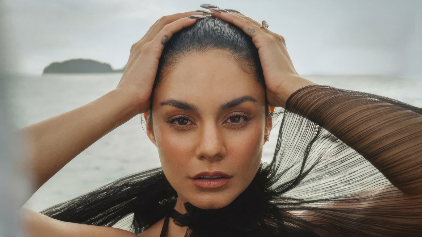 Актриса Ванесса Хадженс стоит в воде