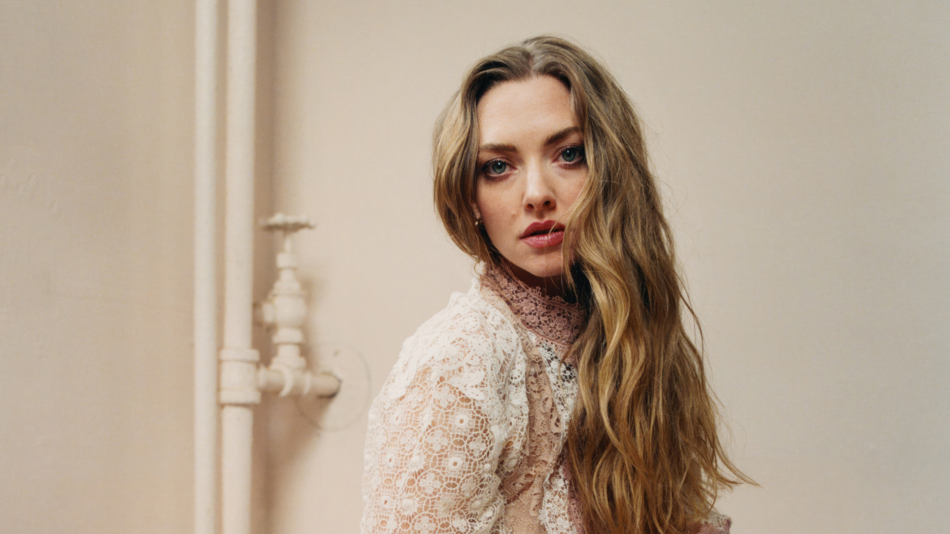 Американская актриса Аманда Сайфред в комнате