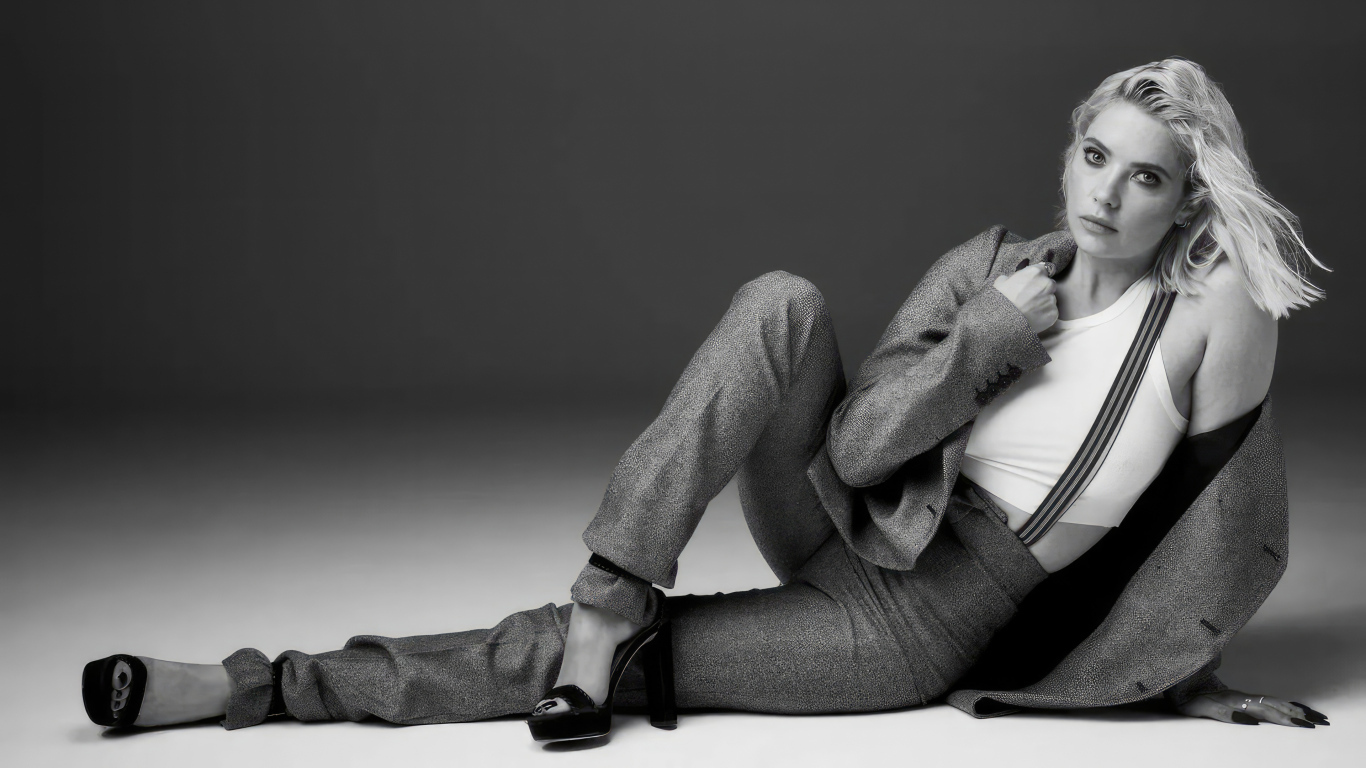 Американская актриса Эшли Бенсон в костюме лежит на полу