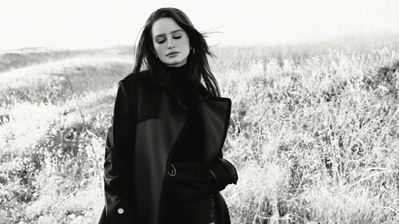 Американская актриса Мэделин Петш в черном пальто