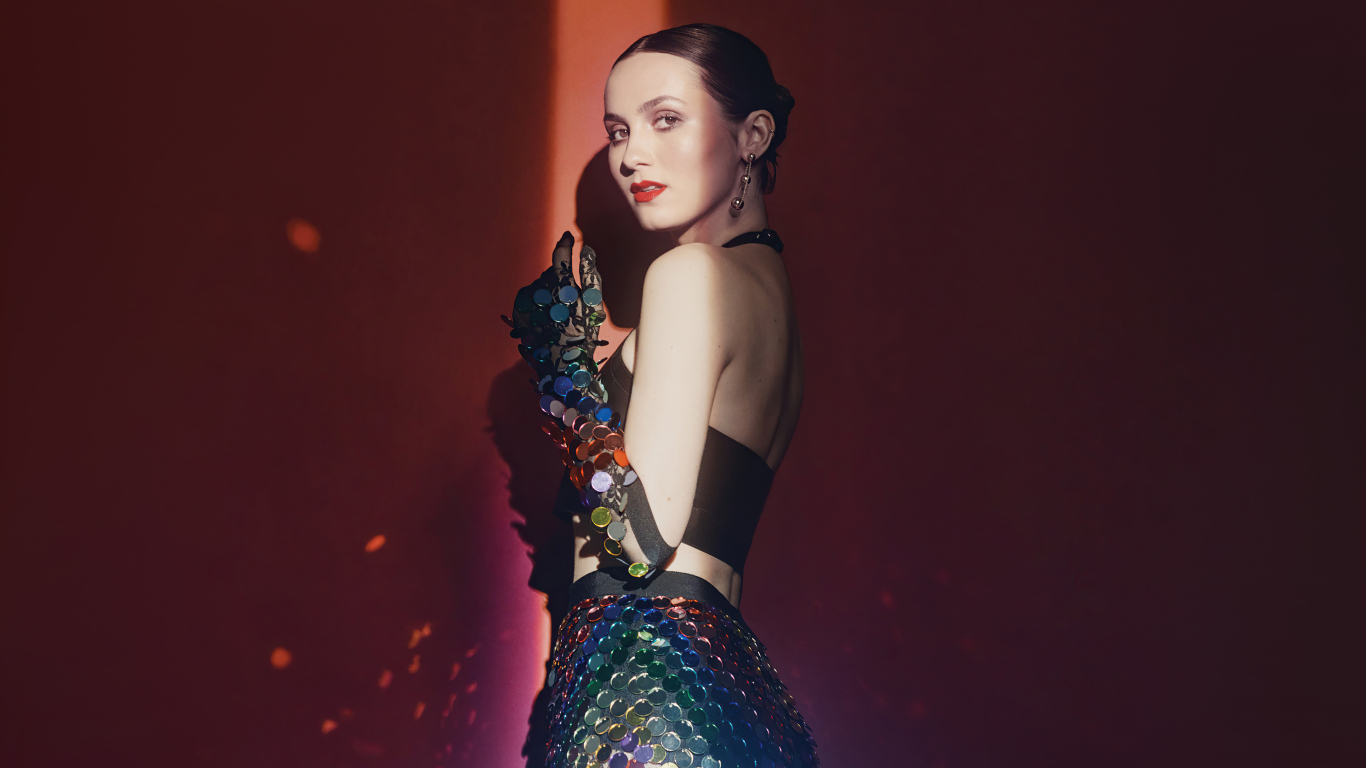 Американская актриса Мод Апатоу в ярком платье