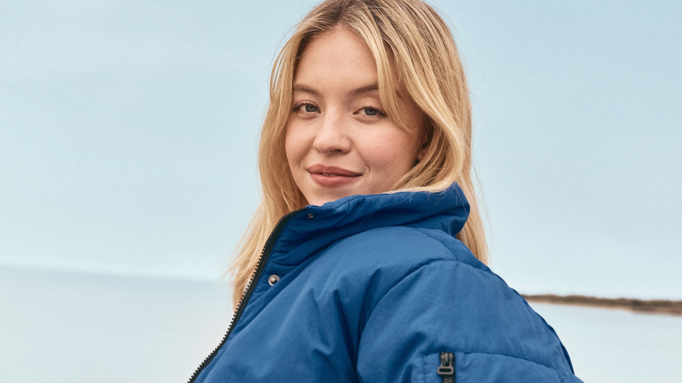 Американская актриса Сидни Суини в теплой куртке