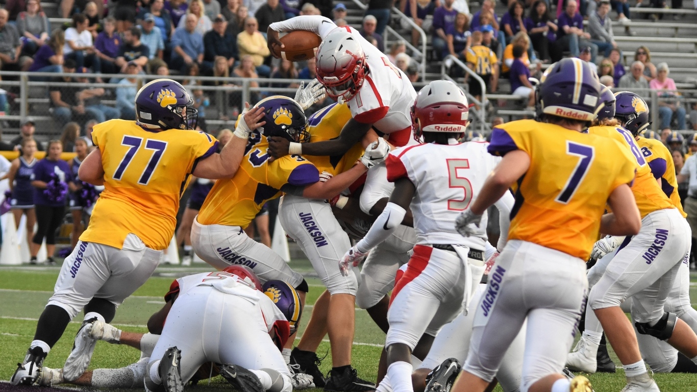 Игроки в американский футбол на поле