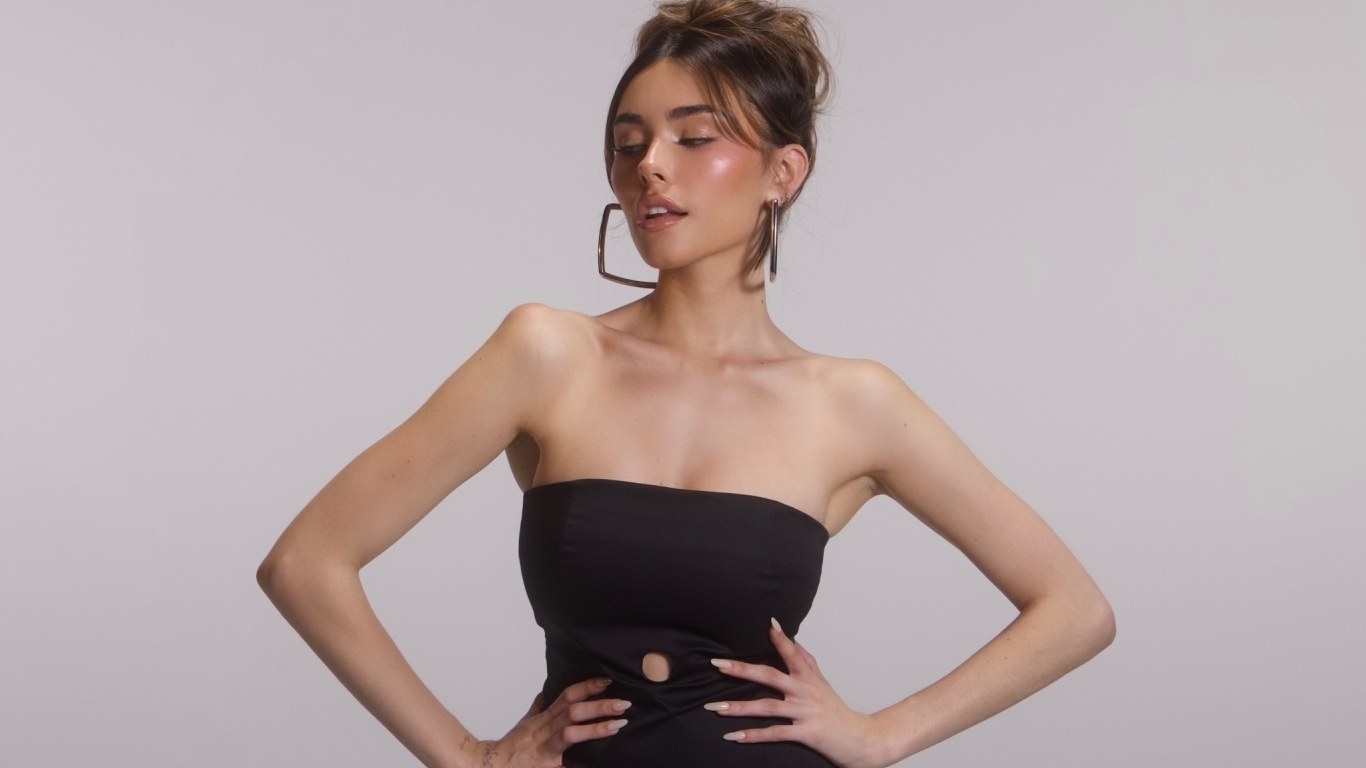 Американская певица Мэдисон Бир в черном платье