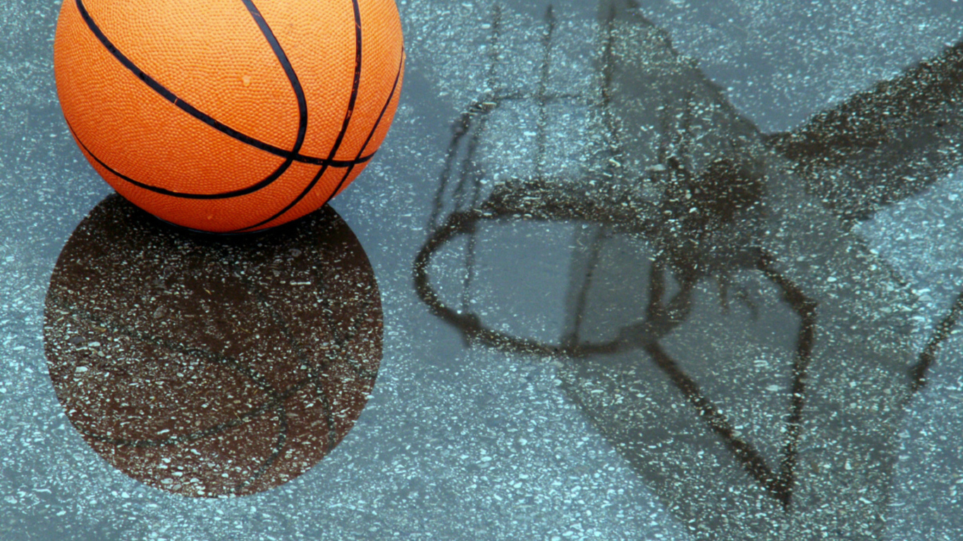 Баскетбольный мяч отражается в мокрой поверхности