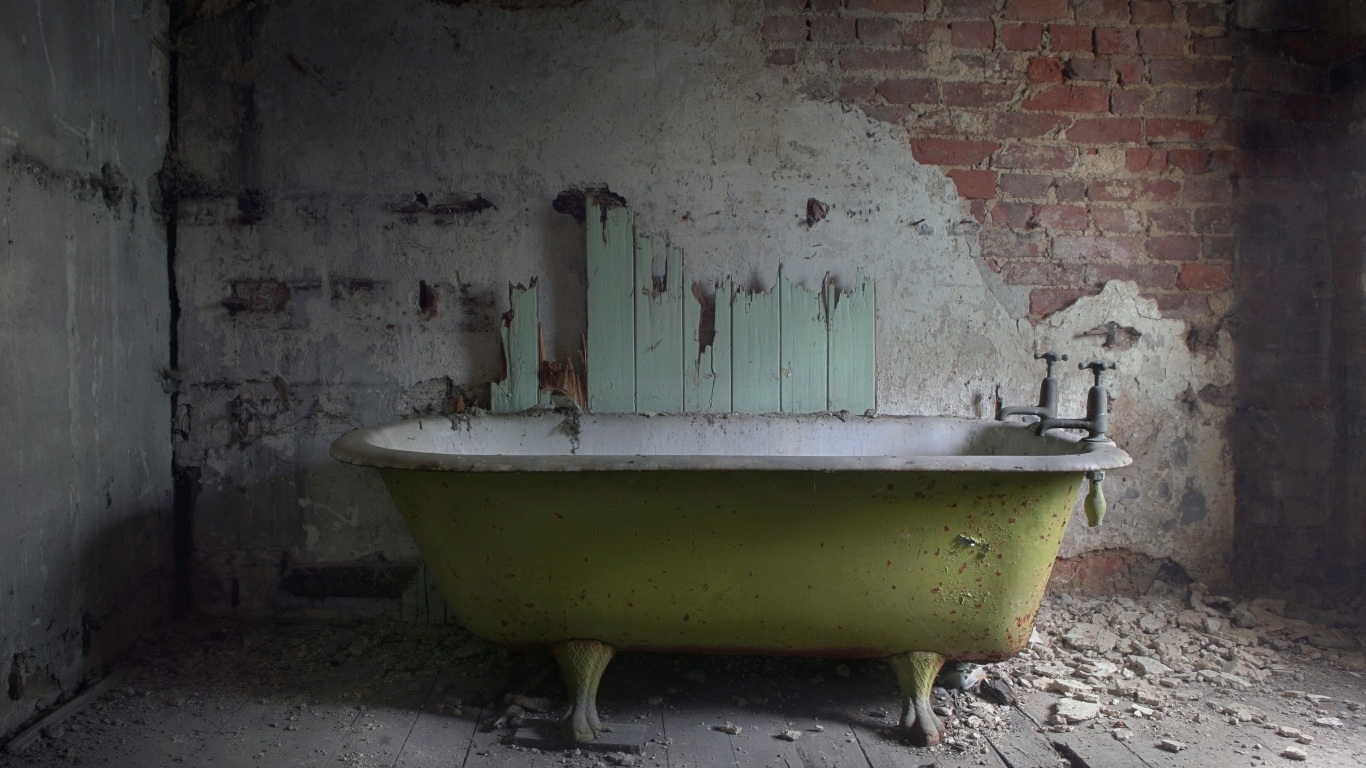 Ванная в разрушенной старой ванной комнате