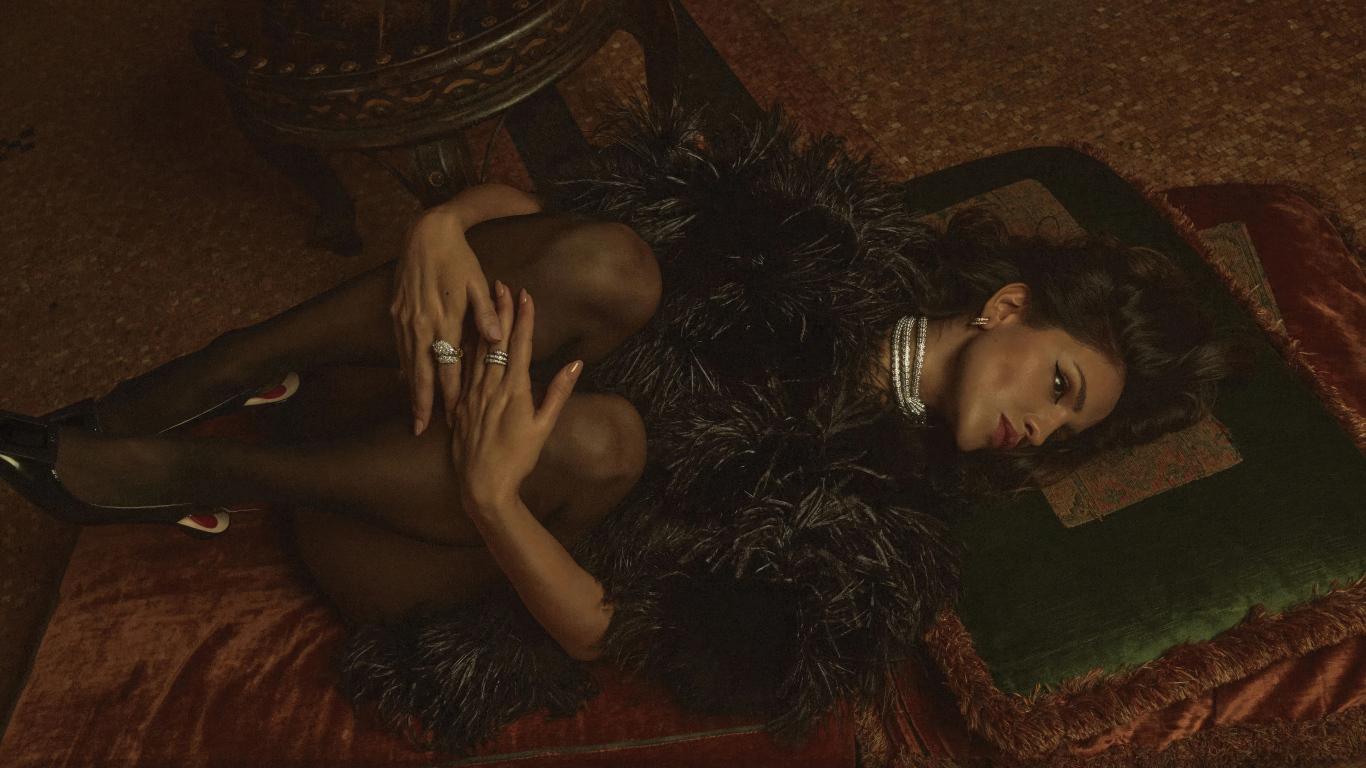 Красивая актриса Эйса Гонсалес лежит на полу