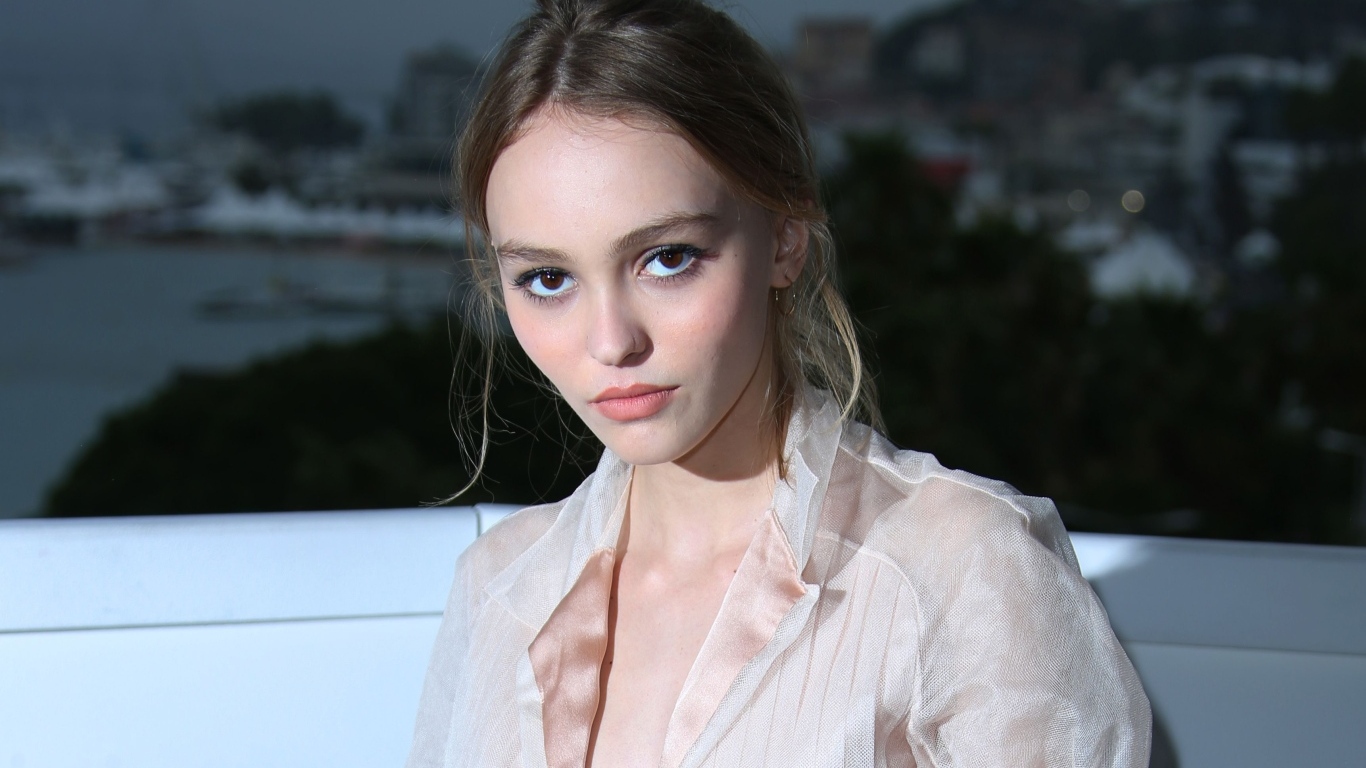 Красивая кареглазая девушка Лили-Роуз Мелоди Депп