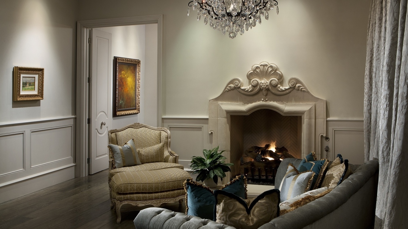 Красивый камин с креслами в гостиной