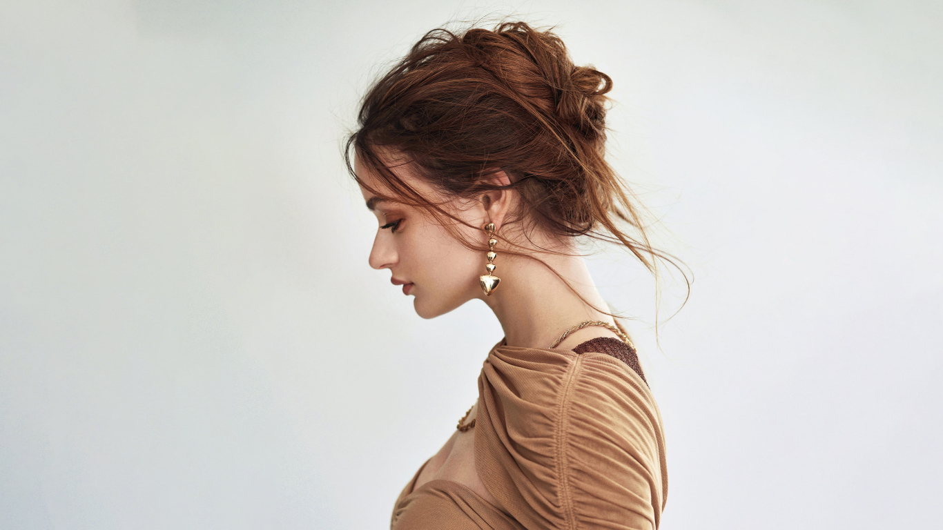 Красивая девушка Джоуи Кинг на сером фоне