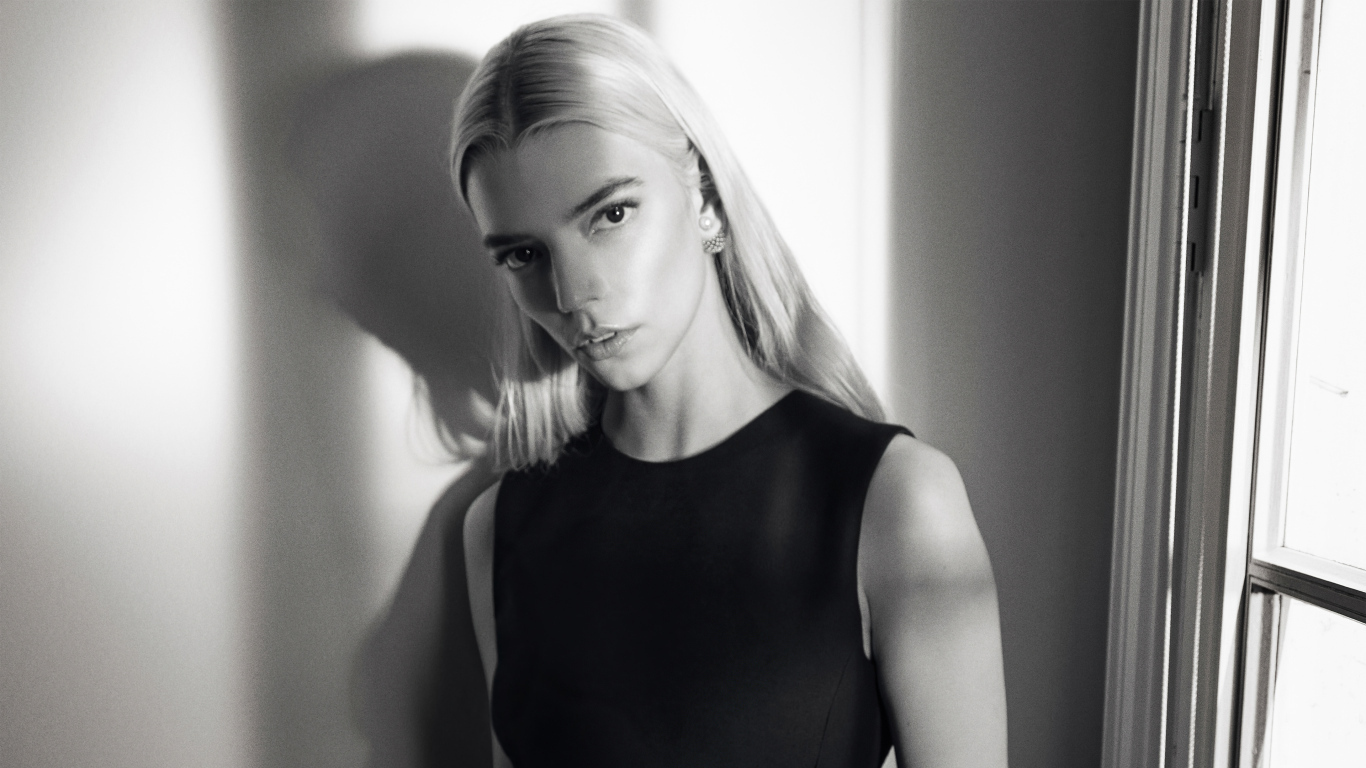 Красивая девушка актриса Аня Тейлор-Джой стоит у стены