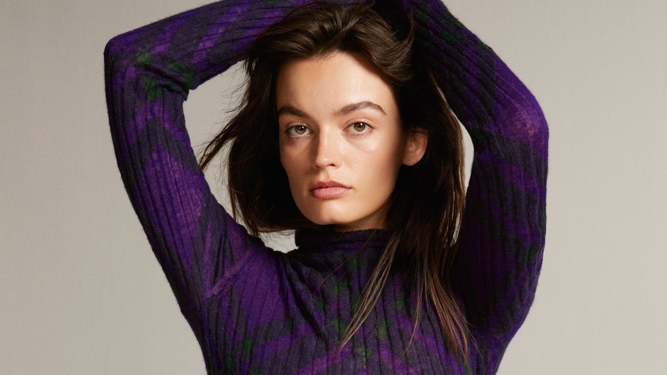 Красивая девушка актриса Эмма Маки в свитере