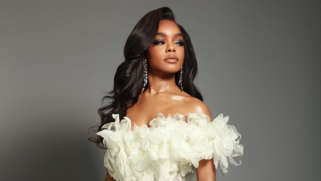 Красивая стильная девушка Марсай Мартин  в белом платье