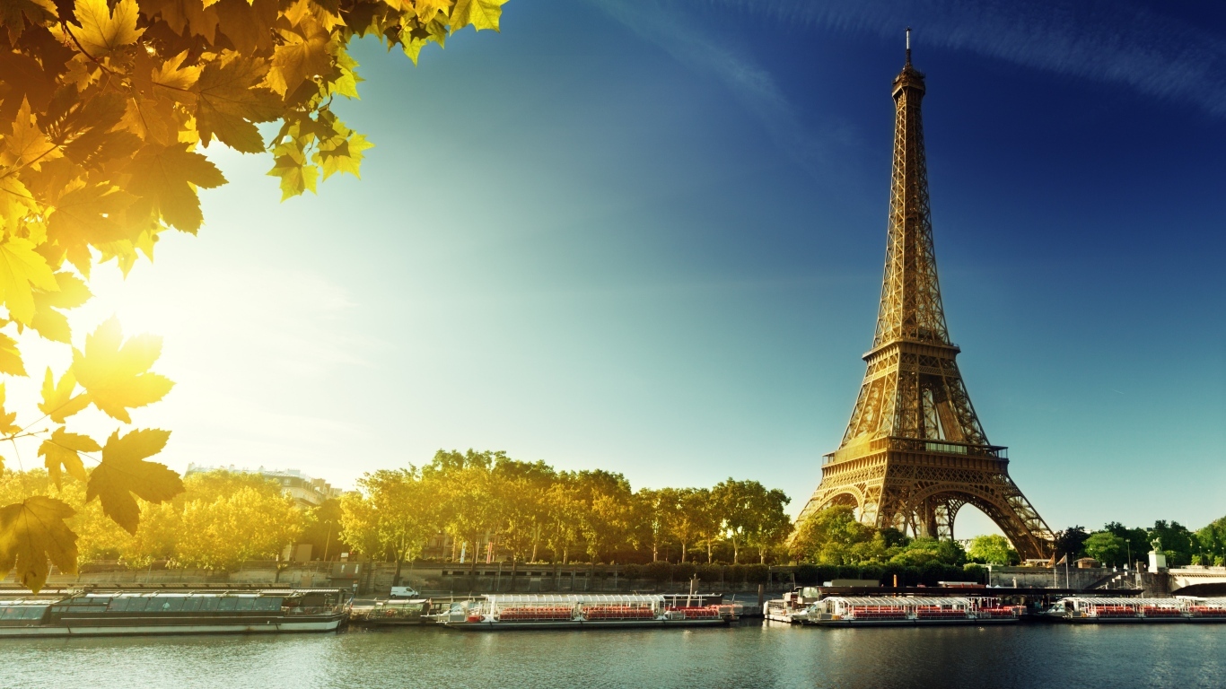 Красивый вид на Эйфелеву башню, Париж. Франция