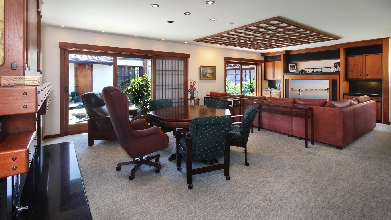 Красивая деревянная мебель в гостиной