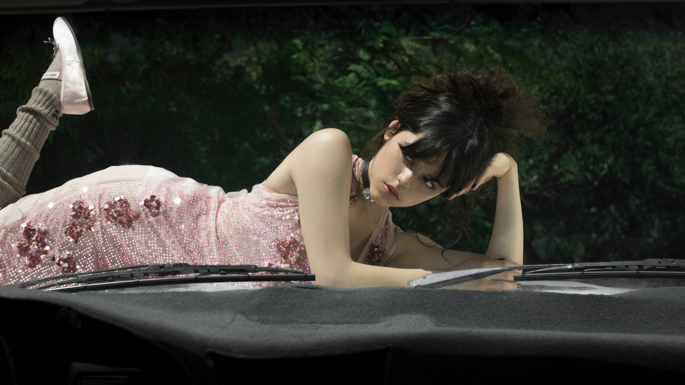 Красивая молодая актриса Дженна Ортега лежит на автомобиле