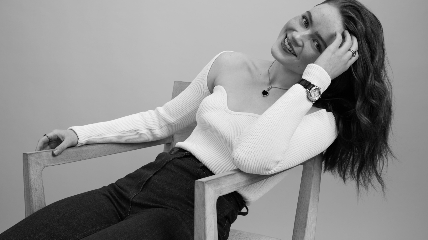 Черно-белое фото актрисы Сэди Синк