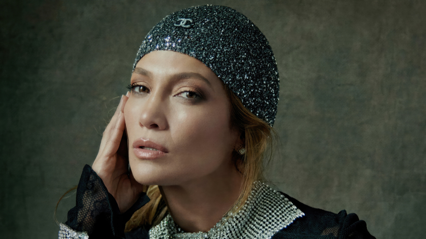 Кареглазая Дженнифер Лопес в блестящей шапке