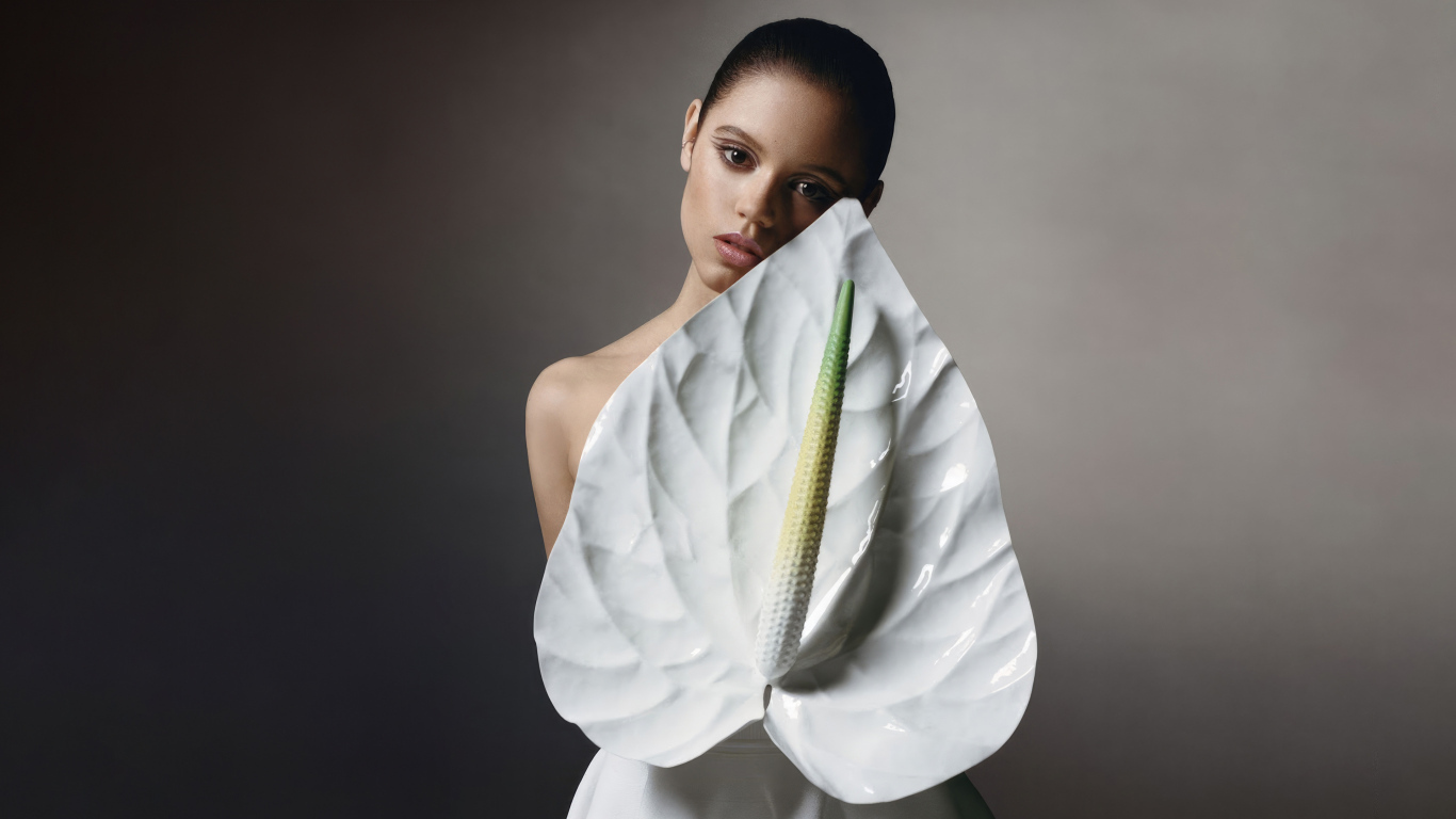 Милая девушка актриса Дженна Ортега с белым цветком