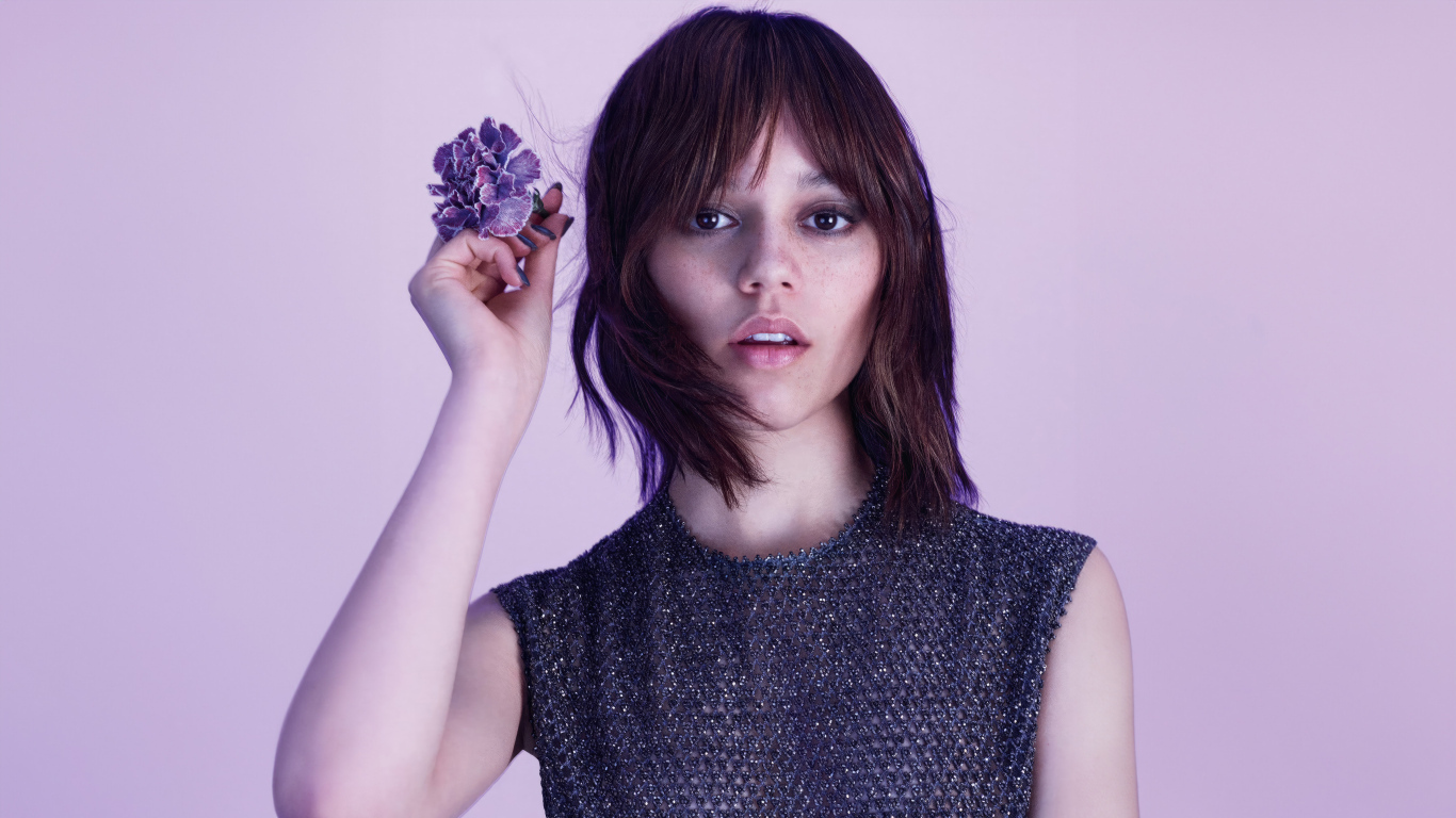 Милая молодая девушка актриса Дженна Ортега с цветком в руках