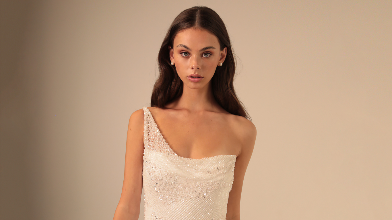 Нежная Мэйка Вулард в белом платье