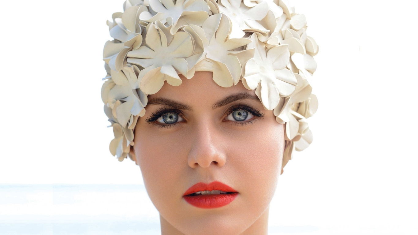 Лицо актрисы Александра Даддарио в шапке крупным планом