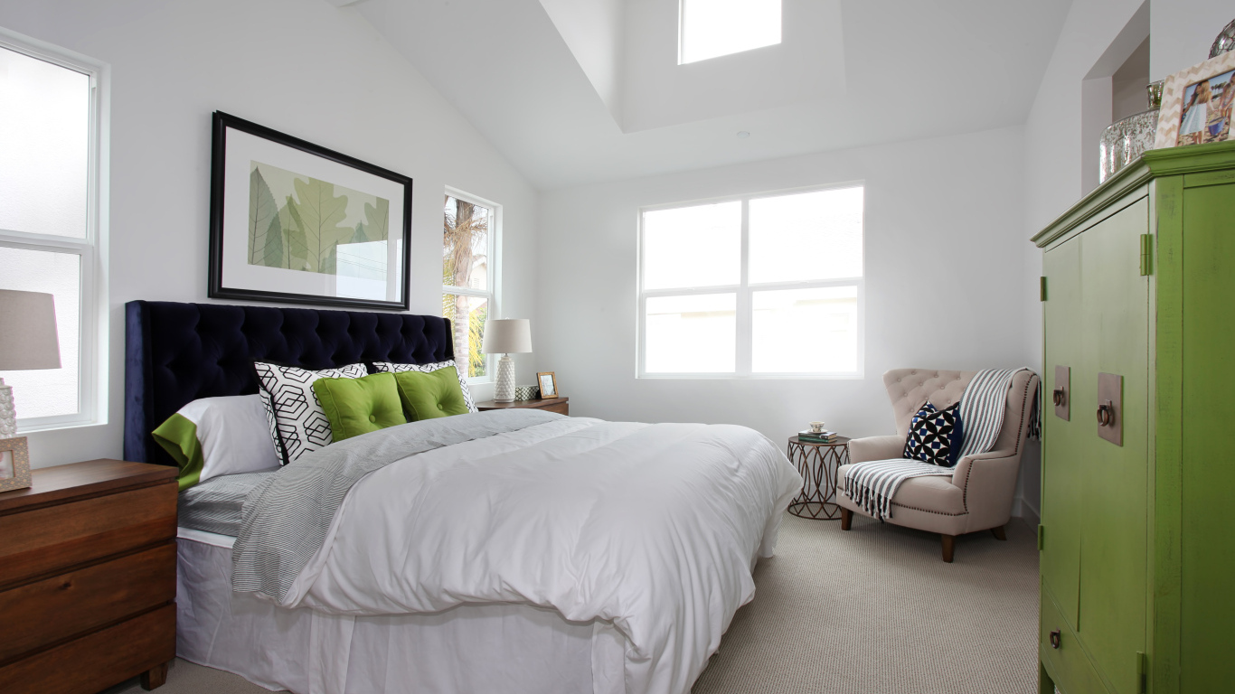 Высокая мягкая кровать в спальной комнате