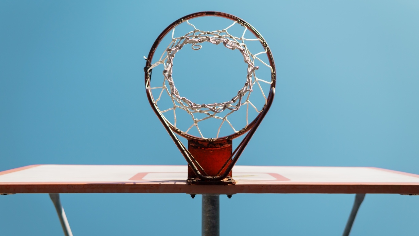 Большое баскетбольное кольцо на голубом фоне