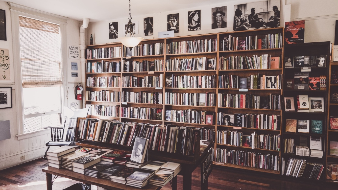 Большой шкаф с книгами в гостиной комнате