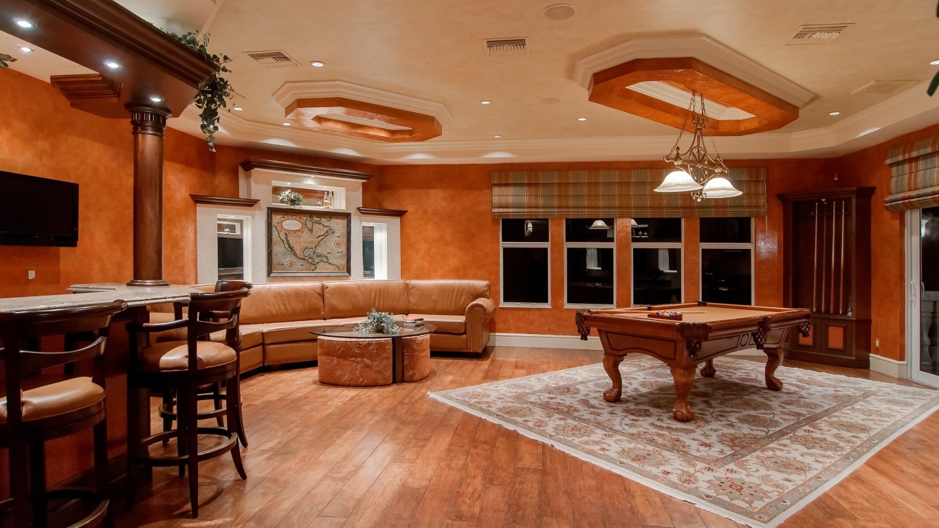 Большая комната с бильярдным столом