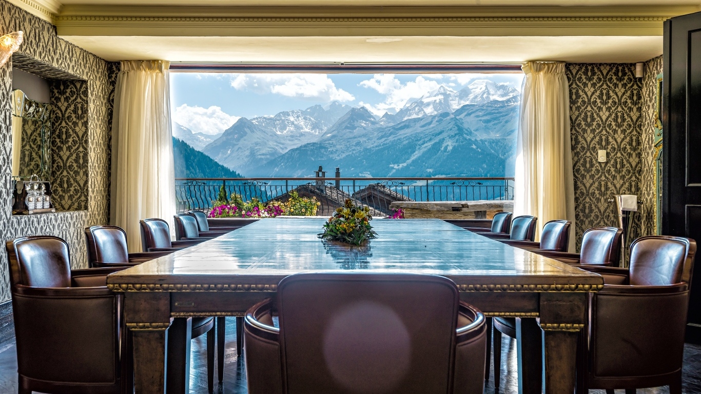 Большой стол и стулья в гостиной с красивым видом из окна