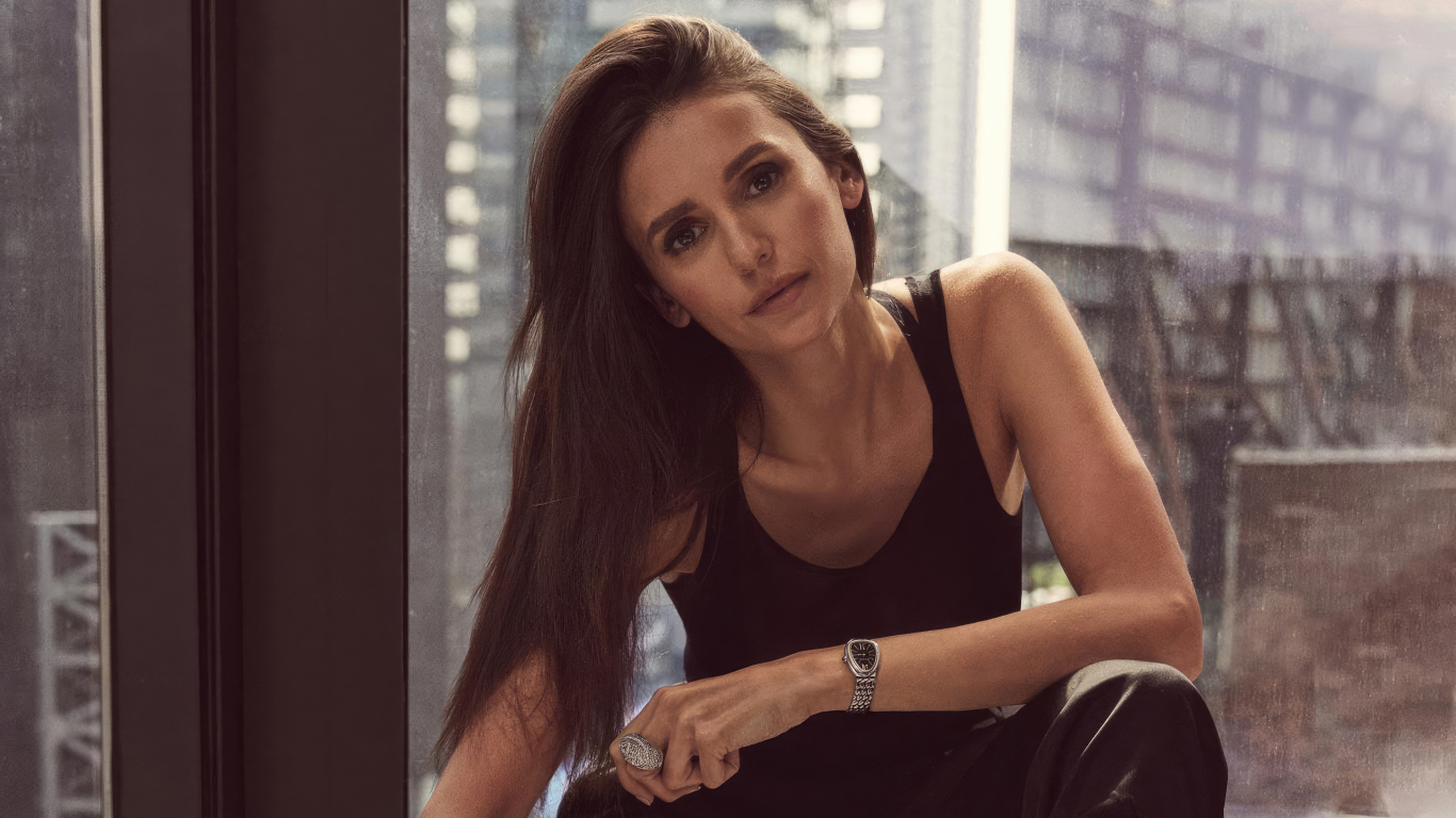 Длинноволосая канадская актриса Нина Добрев