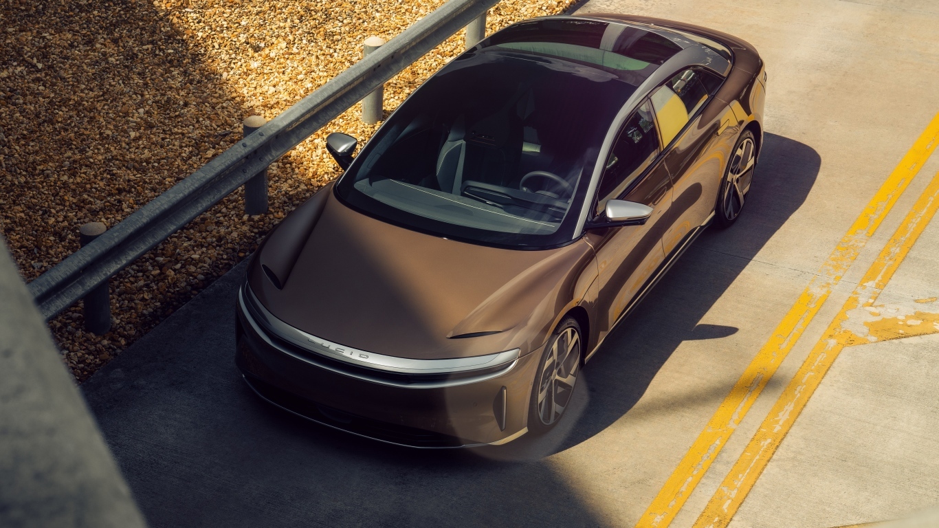 Автомобиль Lucid Air Electric вид сверху