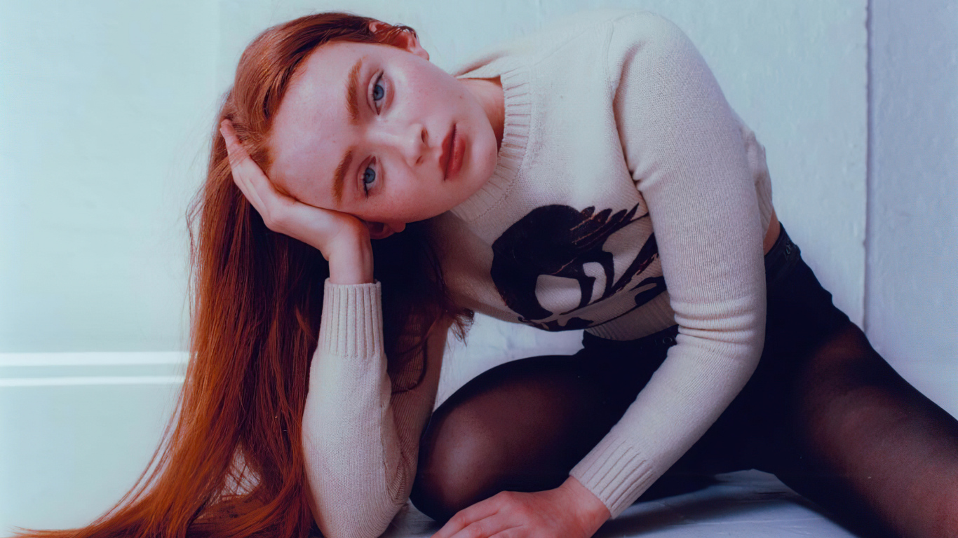 Рыжеволосая девушка актриса Сэди Синк