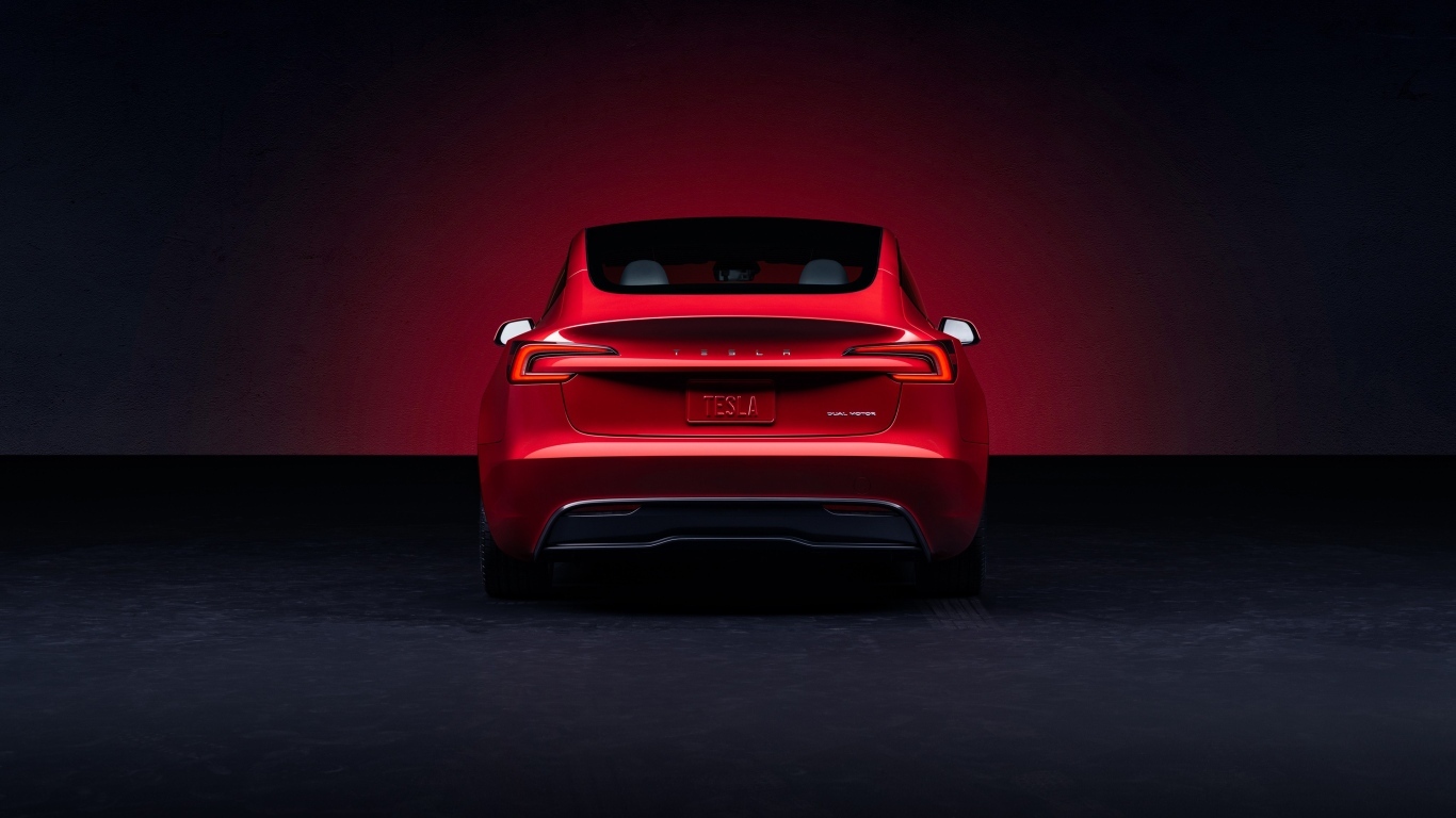 Красный автомобиль Tesla Model 3 2023 года вид сзади