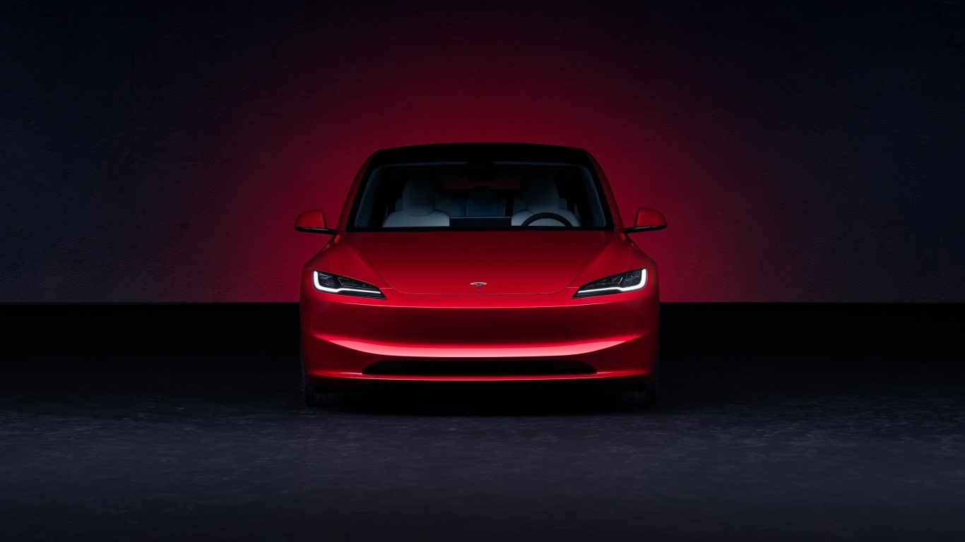 Красная Tesla Model 3 2023 года вид спереди