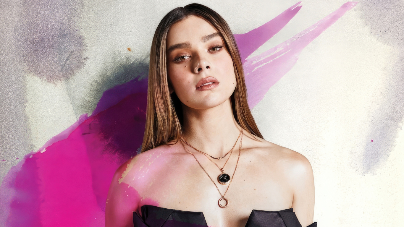 Романтическая актриса Хейли Стайнфелд на фоне стены