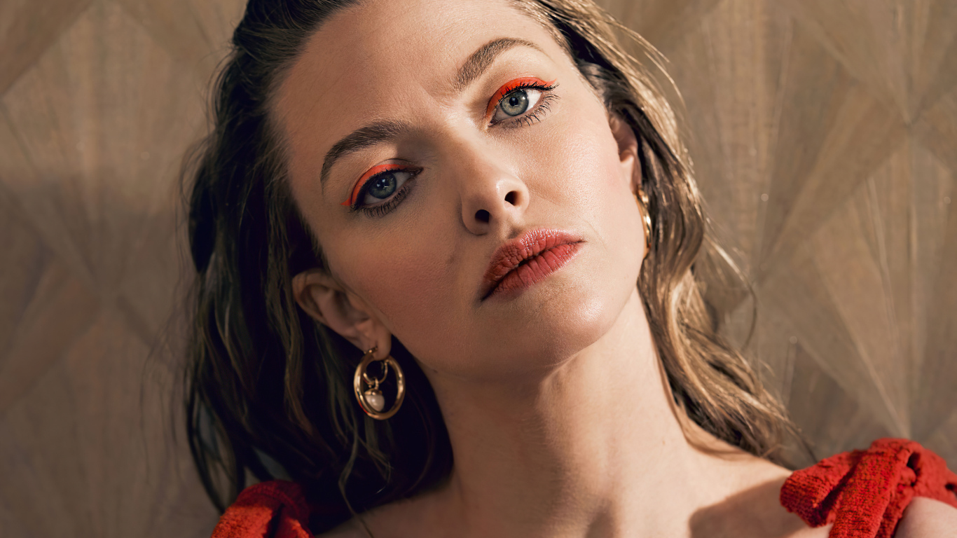 Грустная актриса Аманда Сайфред стоит у стены