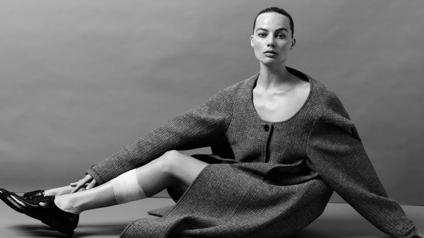 Грустная девушка актриса Марго Робби в сером пальто