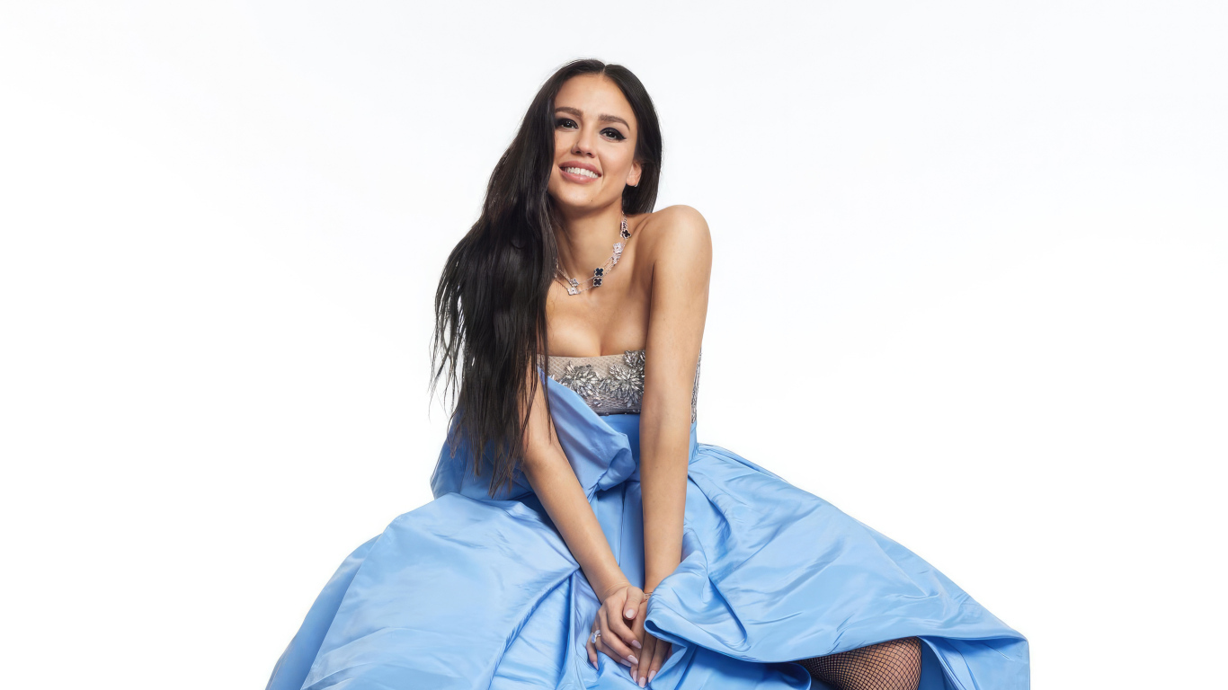 Улыбающаяся Джессика Альба в голубом платье