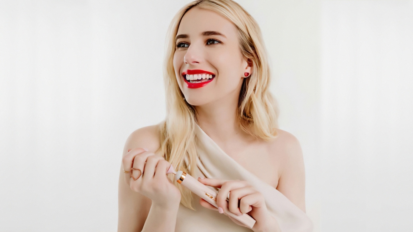 Улыбающаяся девушка актриса Эмма Робертс