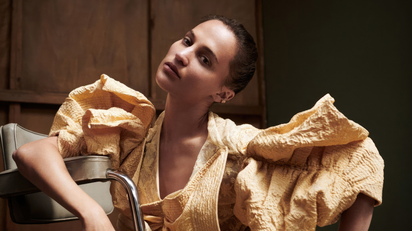 Шведская актриса Алисия Викандер в необычном платье