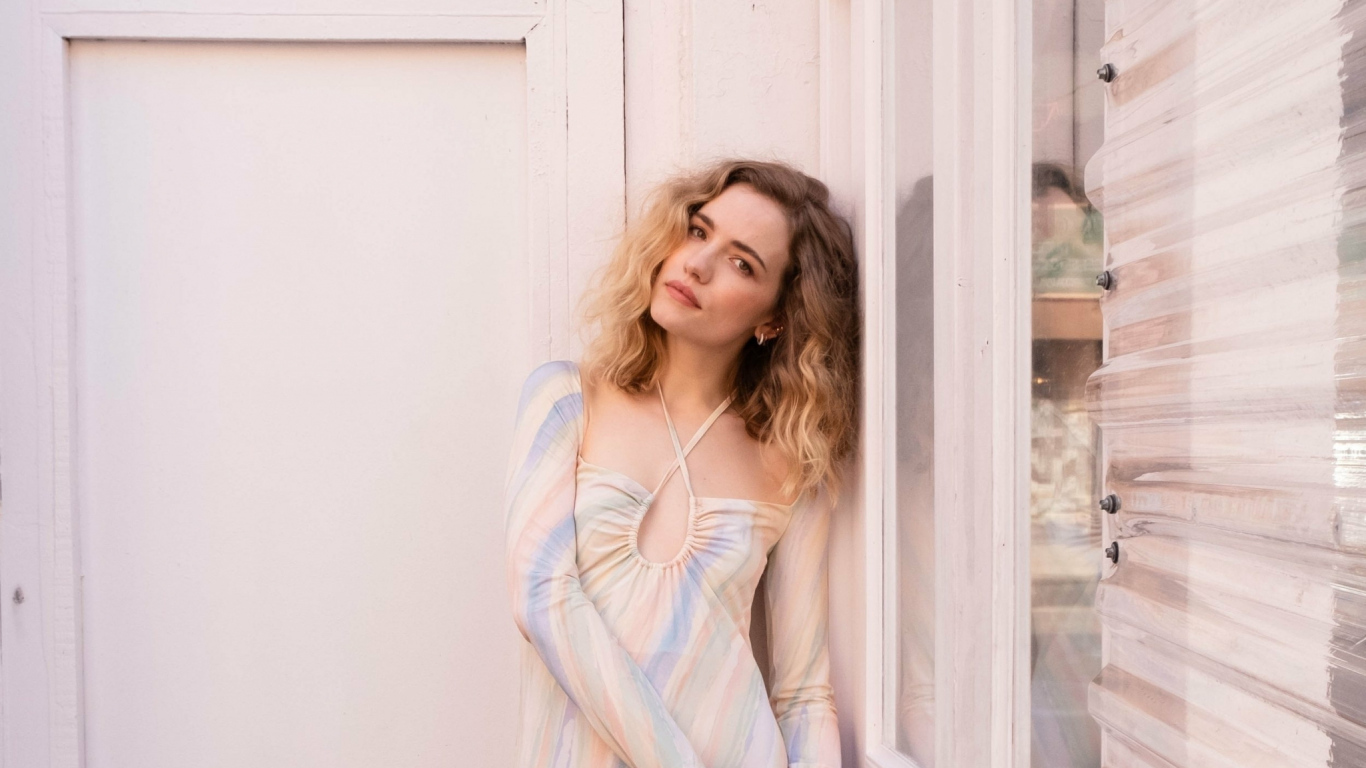 Tender girl actress Willa Fitzgerald at the wall