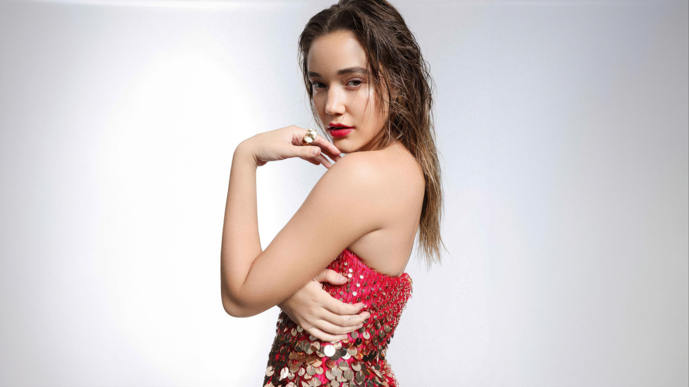 Нежная настоящая девушка Оливия Понтон на сером фоне