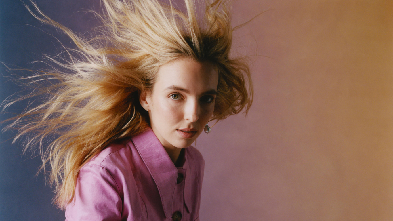 Белые волосы актрисы Джоди Комер