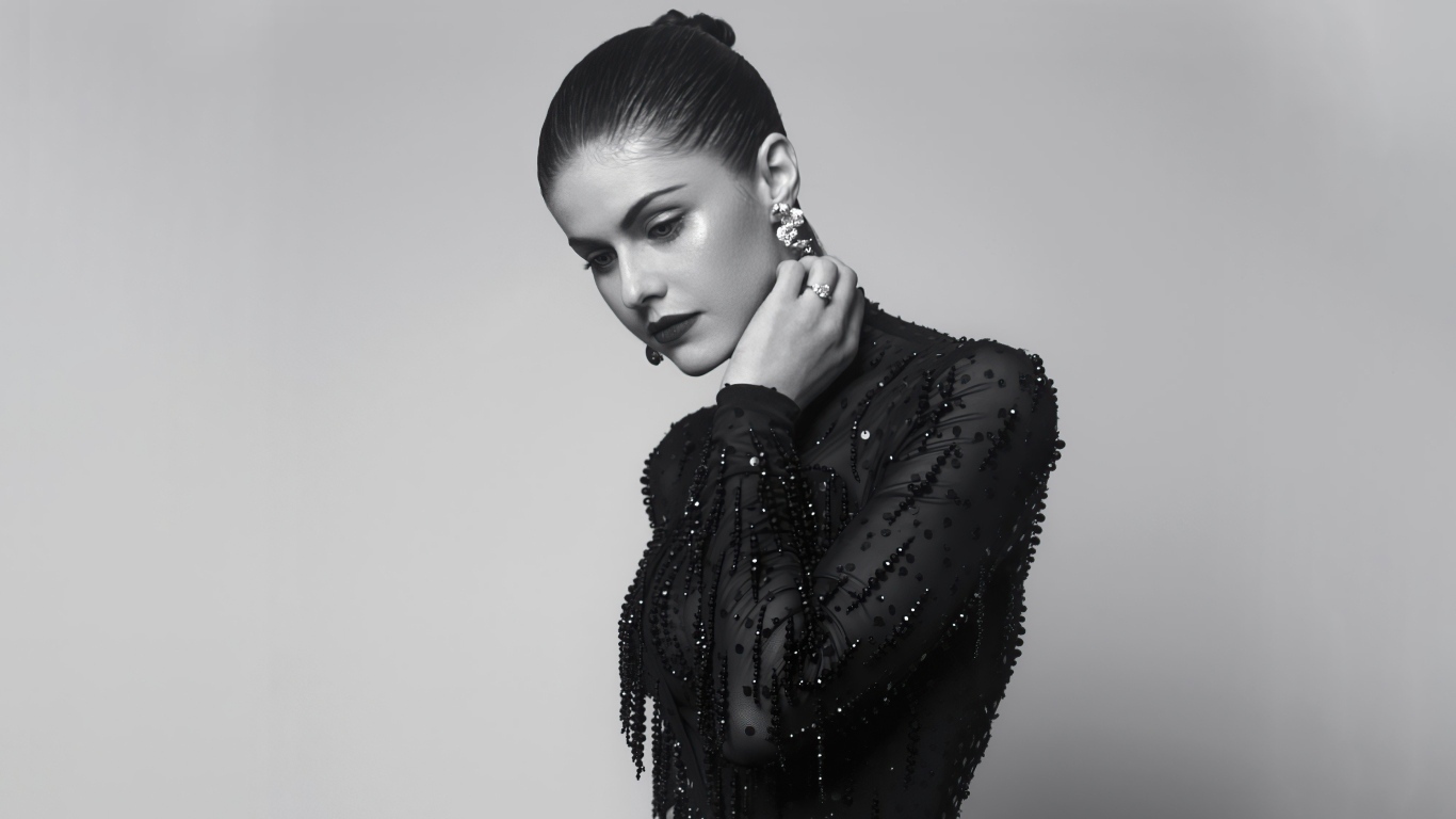 Молодая актриса Александра Даддарио в черном платье на сером фоне