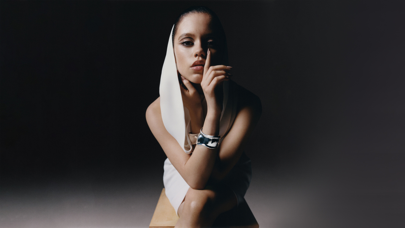 Молодая популярная актриса Дженна Ортега